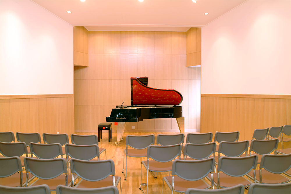 ホール:80㎡,席数:可動式100席,	
ピアノ:ベーゼンドルファー ハンス・ボライン デザイン セミコンサートモデル(92鍵)